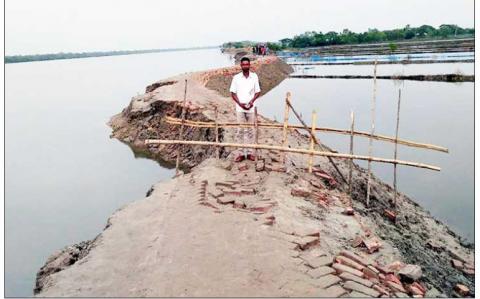 উপকুলের ঝুঁকিপূর্ন বাঁধ                 ছবি: ফাইল ফটো