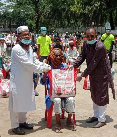 করোনায় খাদ্য সহায়তা দিচ্ছেন আলী আযম মুকুল এমপি