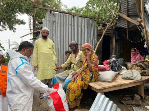 ক্ষতিগ্রস্থদের মাঝে নগদ টাকা ও ত্রান বিতরন করেন এমপি শাওন