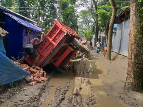 ছবিঃ তজুমদ্দিন লঞ্চঘাট সড়কে দূর্ঘটনায় কবলিত ট্রাক