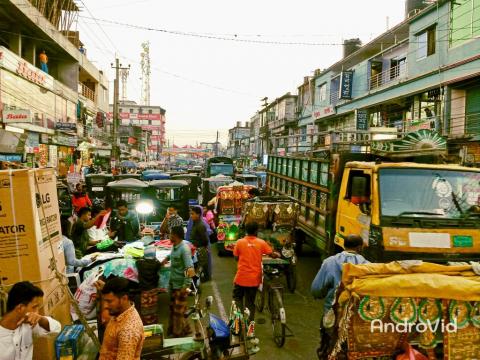 চরফ্যাশন সদর রোডে দীর্ঘ যানজটে পথচারীদের ভোগান্তি