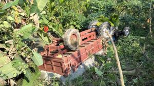 তজুমদ্দিনের ফকিরহাট এলাকায় অটোরিক্সাকে ধাক্কা দিয়ে ট্রাক-লড়ি পুকুরে